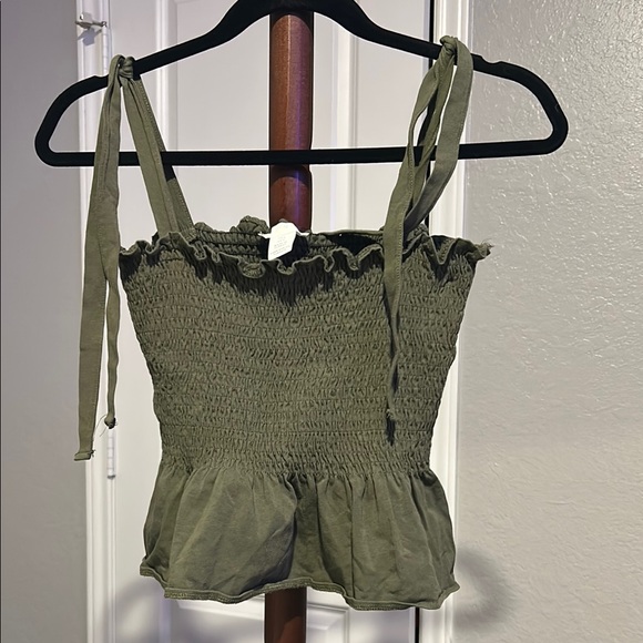H&M Tops - Women’s H&M Olive Green Smocked Peplum Crop Top Size Small |A175